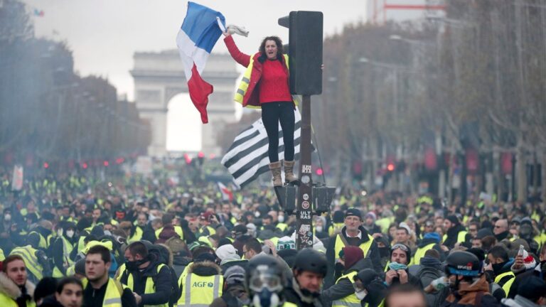 السترات الصفراء، اهتزازات ماقبل القطبية الجديدة!